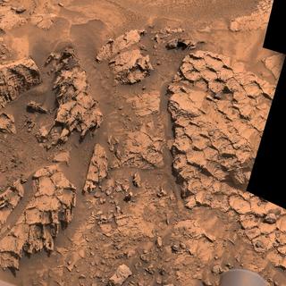 Em abril de 2026, no local da cratera Antofagasta, o Curiosity descobriu solo com uma estranha textura escamosa. © NASA, JPL-Caltech, MSSS, Kevin M. Gill