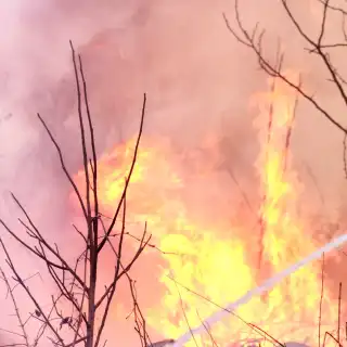 Plus les pompiers éteignent d'incendies, plus ils s'exposent à un poison qui ne disparaît jamais. ©&nbsp;Bumble Dee, Adobe Stock