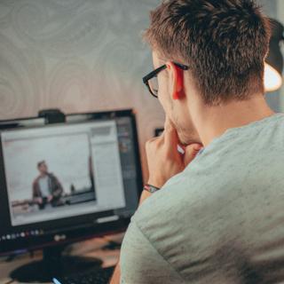 Os fisiologistas americanos emitem uma receita simples para neutralizar os efeitos nocivos de um estilo de vida sedentário no trabalho. © Malte Luk, Pexels