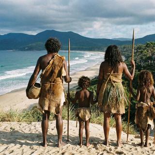 Il y a environ 60 000 ans, les premiers humains modernes auraient atteint l’Australie, à une époque où ils ont peut-être coexisté avec des humains archaïques tels que les « hobbits ». © XD&nbsp;avec Nano Banana Pro