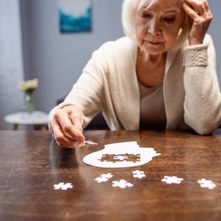Ce mécanisme invisible déclenche la maladie d'Alzheimer des années plus tôt. © LightFieldStudio, iStock