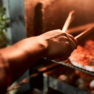 Numa altura em que o excesso de peso e as doenças crónicas estão a aumentar, uma alimentação equilibrada continua a ser uma alavanca central para a prevenção. A nova pirâmide alimentar americana visa orientar as escolhas alimentares neste contexto preocupante de saúde pública. © HockleyM4/peopleimages.com, Adobe Stock