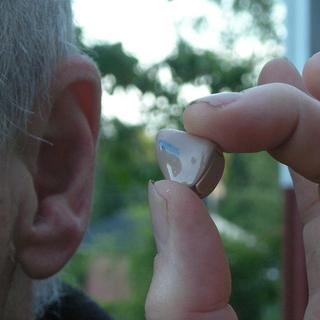 Les prothèses auditives aident les personnes malentendantes à retrouver une partie de leur audition, mais ne leur permettent pas d’avoir une ouïe fine et efficace. La thérapie génique pourrait gommer un peu ces défauts. © Jonas Bergstein, Wikipédia, DP