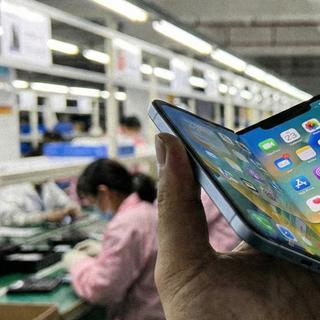 Apple pourrait sortir l’iPhone pliable dès l’année prochaine. Illustration générée à l'aide d'une IA.&nbsp;© XD avec Nano Banana Pro