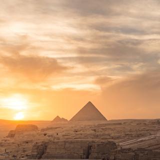 As pirâmides de Gizé fazem parte de um longo alinhamento localizado hoje em uma área desértica e não à beira do Nilo. © kanuman, Adobe Stock