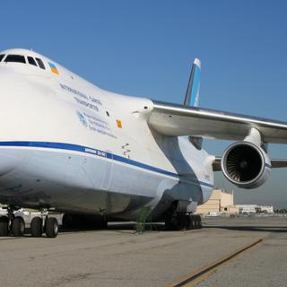 Um Antonov An-124, o maior avião de carga produzido em massa. © John Murphy, Flickr