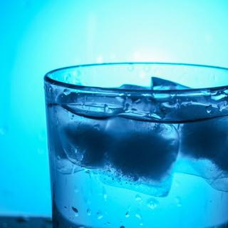 Plus légers que l’eau liquide, les glaçons flottent à la surface. © Pavlofox, Fotolia 