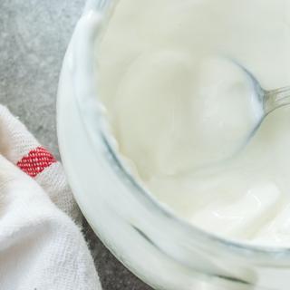 O iogurte contém mais bactérias lácticas do que o queijo cottage. © Alp Aksoy, Adobe Stock