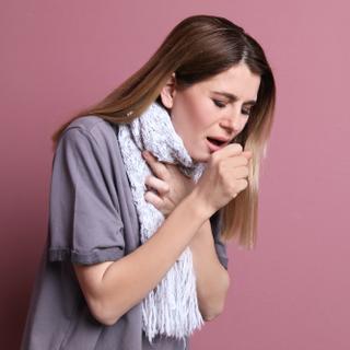 La toux est un symptôme commun aux deux maladies. © New Africa, Adobe Stock