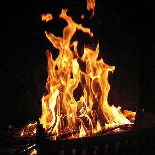 Le rendement d’un feu de cheminée dans un foyer ouvert ne dépasse pas 15 %. © z720 CC by-nc-nd 2.0