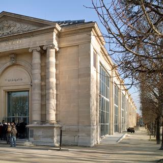 L'entrée du musée de l'Orangerie, à Paris. Le décor extérieur des deux portes est signé par l'architecte Visconti. Les deux colonnes sont surmontées d'un fronton triangulaire sculpté par Charles-Gallois Poignant. © Traktorminze CC by-sa 3.0