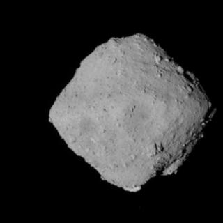 Comparação de Ryugu (esquerda) com Bennu (direita), dois pequenos mundos em forma de topo. © Jaxa, NASA, Emily Lakdawalla