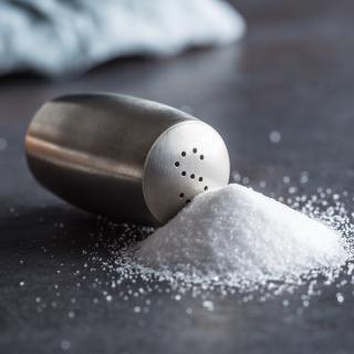 O sal é necessário para o bom funcionamento do corpo, mas consumi-lo em excesso faz mal à saúde. © Weyo, Adobe Stock