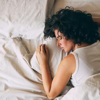 Trop ou pas assez de sommeil ? Voici le seuil qui fait vieillir votre cerveau. © FreshSplash, iStock