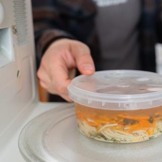 Para preservar a nossa saúde, devemos reduzir ao máximo a nossa exposição aos microplásticos. © yarik l, Adobe Stock