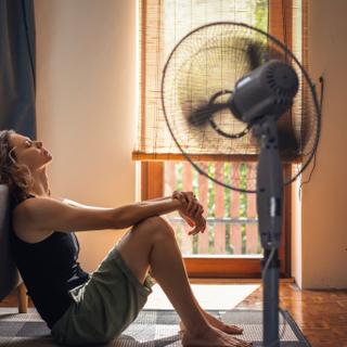 Deux mécanismes sous-tendent la sensation de chaleur apportée par un ventilateur : la convection et l’évaporation de la transpiration. © Olezzo, Adobe Stock
