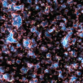 Une image extraite d'une simulation montrant la réionisation de l'Univers observable sous l'influence du rayonnement ultraviolet des galaxies, quelques centaines de millions d'années après la recombinaison et l'émission du rayonnement fossile. Les zones ionisées par le rayonnement UV, et qui sont devenues translucides, sont en bleu. Les régions opaques aux UV, contenant encore de l'hydrogène et de l'hélium neutres, sont en noir. Le front d'ionisation est quant à lui représenté en rouge et blanc. Une vidéo complète de cette simulation se trouve sur le site de son auteur, Marcelo Alvarez. © M. Alvarez, R. Kaehler et T. Abel