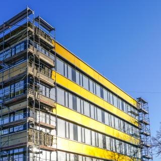 Une récente étude réalisée en Grande-Bretagne révèle que les économies d'énergie liées à l'isolation d'un logement du type passoire thermique s'avèrent… plutôt éphémères. © Zigmunds, Adobe Stock