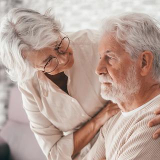Há muito considerada irreversível, a doença de Alzheimer pode precisar ser repensada. Um estudo recente explora um caminho inesperado que dá esperança à capacidade do cérebro de se reparar. © Lucigerma, iStock
