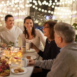 O primeiro objetivo é identificar sustentações para a teoria da conspiração do interlocutor. © Syda Productions, Adobe Stock 