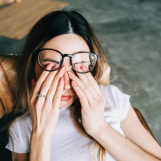 Fatigué même après avoir dormi ? Les neurosciences viennent d’expliquer pourquoi. © Nikkimeel, iStock