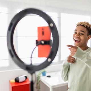 As estrelas do Youtube ou Tik-Tok escolhem assuntos polêmicos para atrair público. © Xavier Lorenzo, Adobe Stock