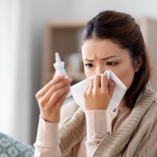 La sensation de nez bouché peut être soulagée par des sprays nasaux. ©&nbsp;Syda Productions, Adobe Stock