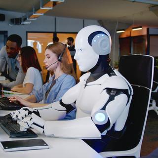 &nbsp;Nous allons bientôt tous travailler avec des collègues robots. © ihorvsn, Adobe Stock
