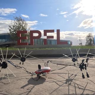 O robô Goat que muda de forma no campus da EPFL. © CRIAR EPFL