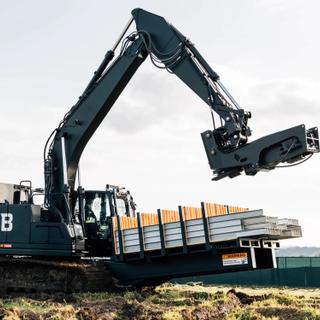 Ce robot s’occupe de manière autonome du battage de pieux dans la construction des fermes solaires. © Built Robotics