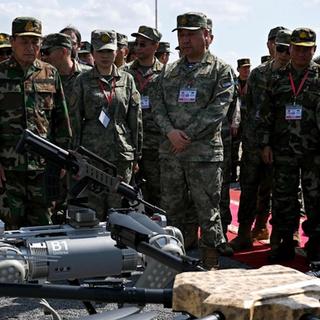 Le robot-chien bon marché d’Unitree s’est dévoilé armé d’une mitrailleuse lors d’exercices militaires. © Yonhap News