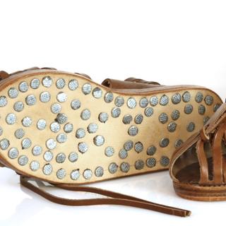 Reproduction moderne d'une sandale romaine, appelée caligae, avec une semelle de chaussure cloutée. © Marcus Regel, Mareg.net