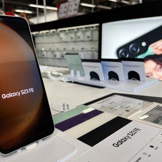 O Samsung Galaxy S23 FE é um dos melhores smartphones abaixo de 800 € do mercado © VGV, Adobe Stock