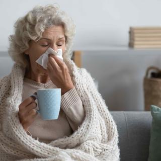 Os idosos têm maior probabilidade de desenvolver uma forma grave de infecção por VSR. © fizkes, Adobe Stock