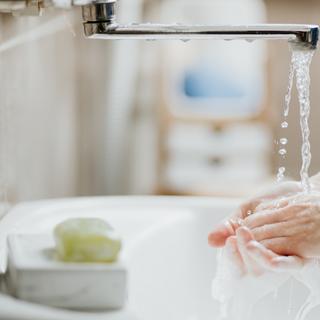 Lavage des mains ©suturen studio, Adobe Stock