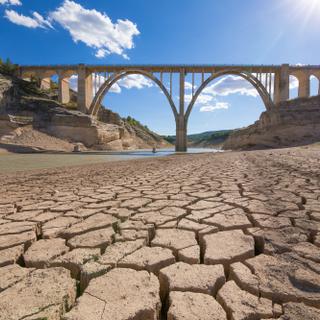 Le réservoir Entrepeñas, dans la région&nbsp;Guadalajara, à sec en 2022.&nbsp;© Q, Adobe Stock