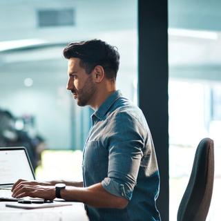 Attention à la sédentarité !&nbsp;Pratiquer quotidiennement une activité physique, c'est bon la santé.&nbsp;© PeopleImages, iStock