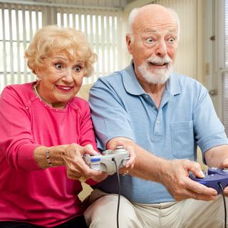 Méditation, jeux vidéo… sont autant de&nbsp;nouvelles techniques pour mieux vieillir. Alors, pour Noël, offrez un jeu vidéo à vos grands-parents ! © Lisa F. Young, Fotolia