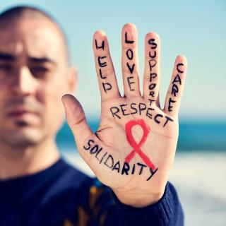 O vírus VIH ainda está presente, mas as ideias preconcebidas também continuam tenazes, assim como a ignorância sobre o assunto. © nito, Adobe Stock