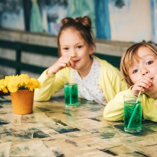 L’application mobile indépendante Yuka lance l’alerte sur un colorant très présent dans les sirops de menthe de la grande distribution. © annanahabed, Adobe Stock