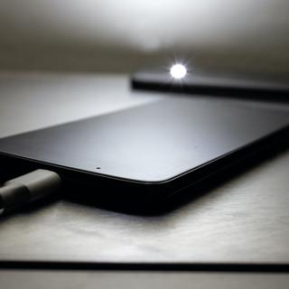 On entend souvent dire qu'il ne faut pas utiliser son smartphone pendant qu'il charge, mais&nbsp;est-ce&nbsp;vraiment dangereux ? © Victor, Adobe Stock