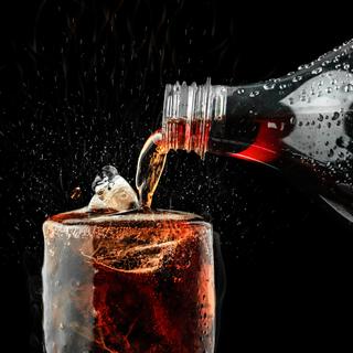Le pouvoir sucrant du sucralose est environ 600 fois supérieur à celui du sucre. Il est présent dans certains sodas.&nbsp;© Lunatictm, Fotolia