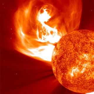 Uma poderosa ejeção de massa coronal em 2002 observada com o satélite Soho da NASA. © NASA