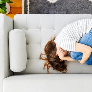 Le temps consacré par les individus aux relations sociales a fortement baissé, notamment à cause de la pandémie de Covid-19. © spyrakot, Adobe Stock