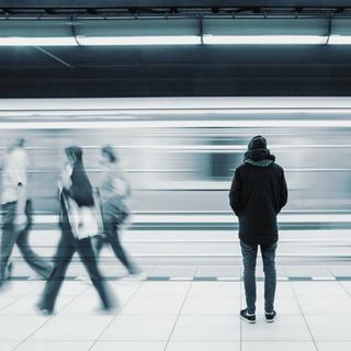 Para contrariar a solidão sentida por mais de mil milhões de seres humanos na Terra, a Organização Mundial da Saúde (OMS) anunciou em Novembro passado a criação de uma nova Comissão para os Laços Sociais. © BOOCYS, Adobe Stock