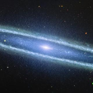 O Telescópio Espacial James Webb da NASA fotografou recentemente a Galáxia Sombrero com o seu Instrumento de Infravermelho Médio (Miri), identificando a natureza aglomerada da poeira ao longo do anel externo da galáxia. Esta imagem inclui filtros que representam luz de 7,7 mícrons em azul, luz de 11,3 mícrons em verde e luz de 12,8 mícrons em vermelho. © NASA, ESA, CSA, STScI