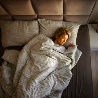 Selon de nouvelles recherches, une somnolence excessive liée au vieillissement pourrait être un signe avant-coureur de démence. © skynesher, iStock