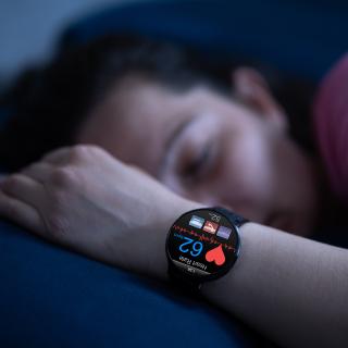 Des scientifiques ont étudié le risque d’accidents cardiovasculaires en lien avec cinq composantes du sommeil. © Andrey Popov, Adobe Stock
