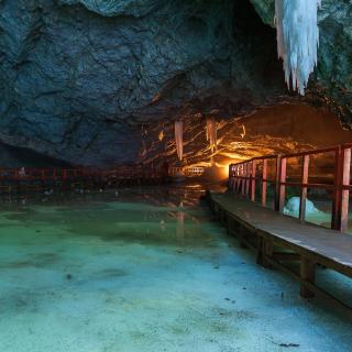 Foi na caverna Scărișoara que a cepa bacteriana Psychrobacter SC65A.3 foi descoberta. © Tomasz Wosniak, Adobe Stock