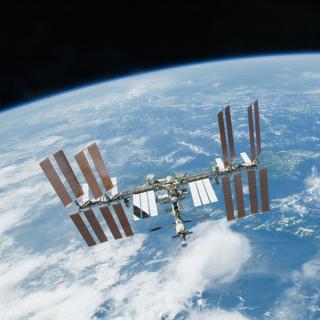Les bactéries sur l&#39;ISS évoluent pour s&#39;adapter aux conditions extrêmes (rayonnement cosmique, micropesanteur), mais rien n&#39;indique qu&#39;elles deviennent des superbactéries pathogènes et résistantes, susceptibles de menacer la santé des astronautes. © Nasa